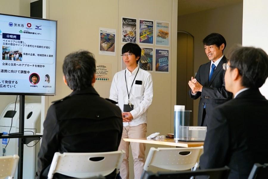 研究内容を説明する鶴田助教（左から二人目）と関谷教授